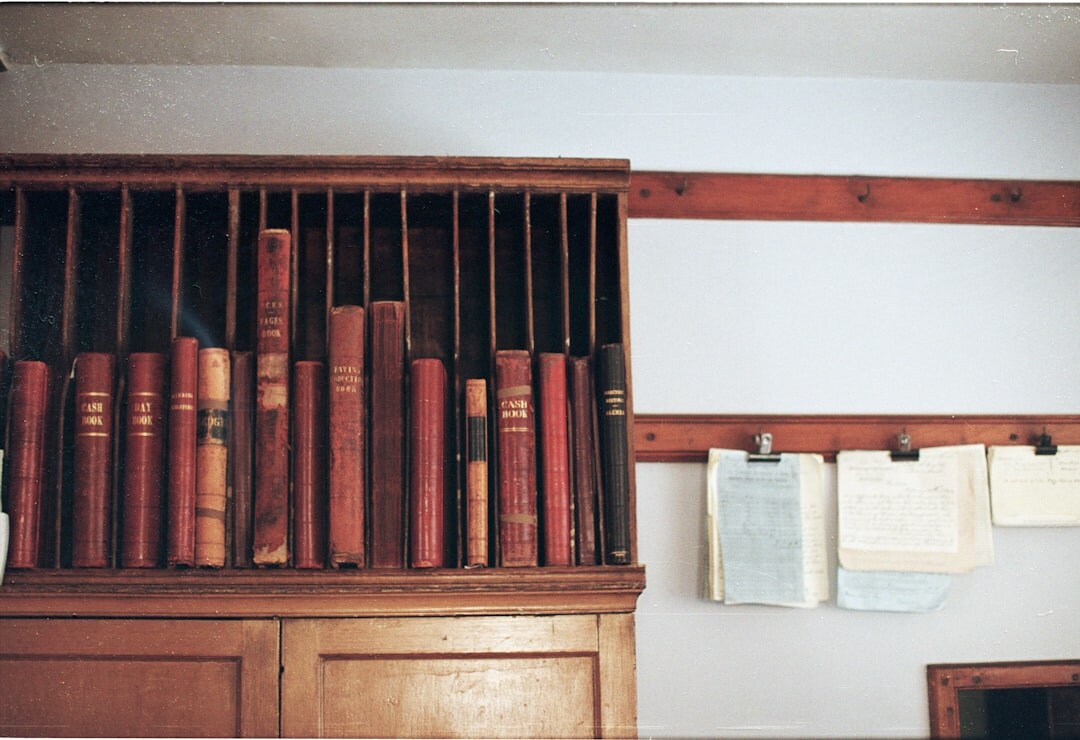 Interieur van een oude leeszaal met houten kasten en archiefdozen